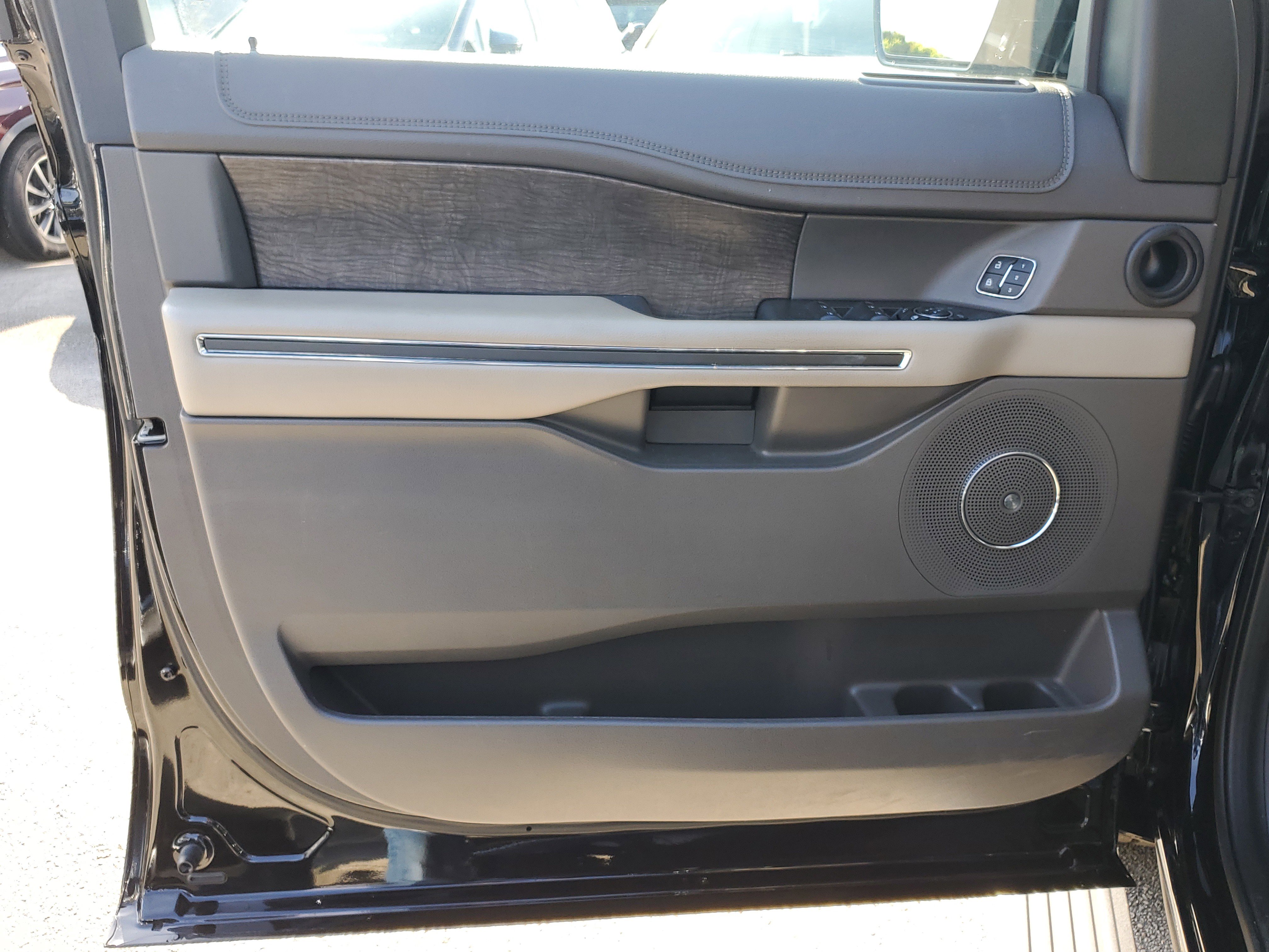 Used 2021 Ford Expedition Limited image 11