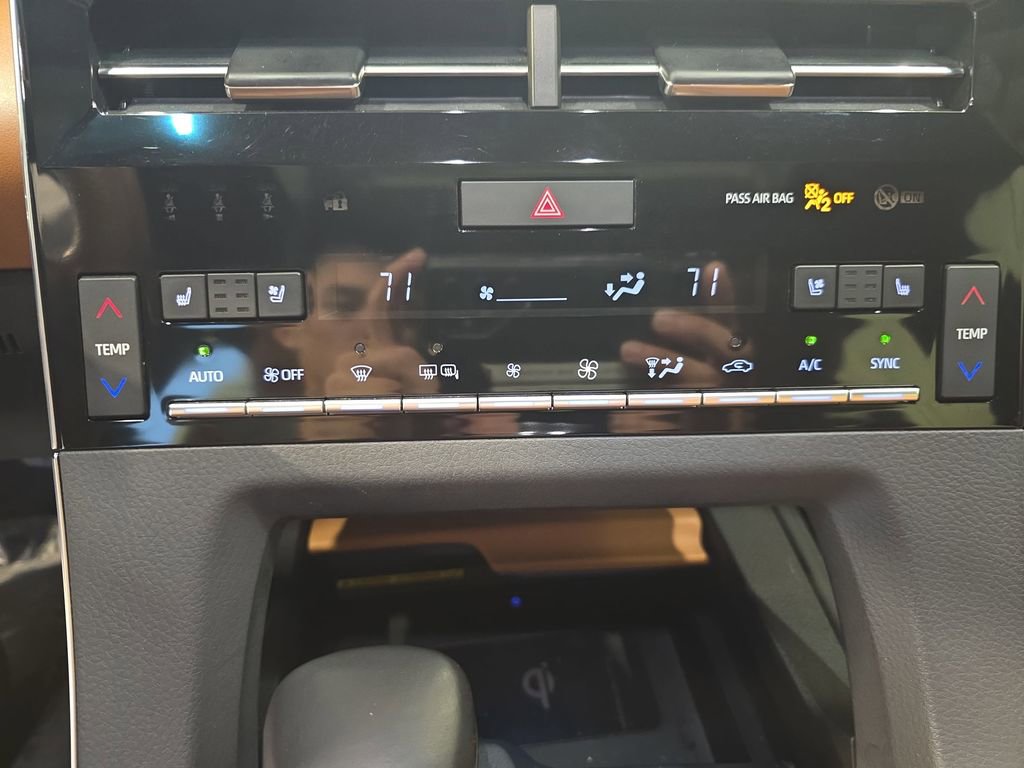 Used 2020 Toyota Avalon Limited image 22