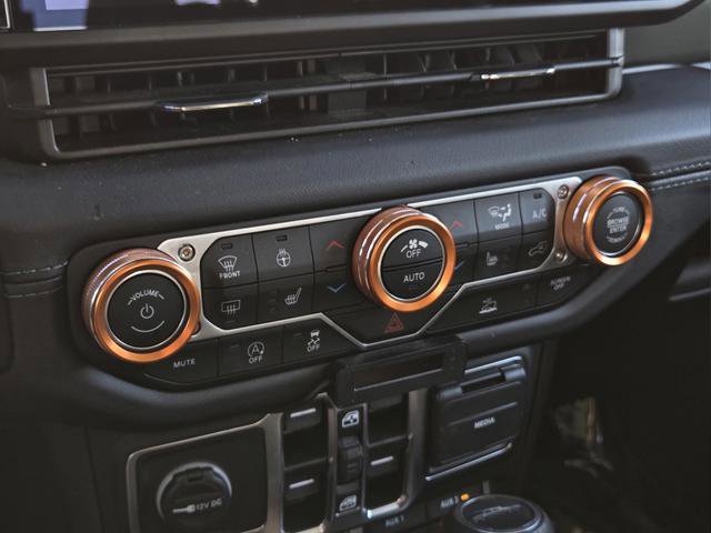 Used 2025 Jeep Gladiator Mojave w/ Convenience Group image 13