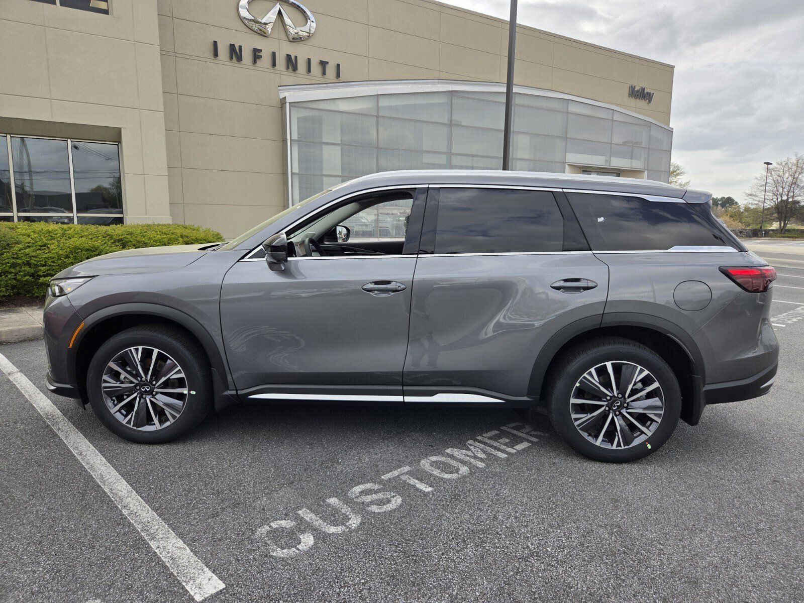 New 2026 INFINITI QX60 Luxe w/ Family Package image 9