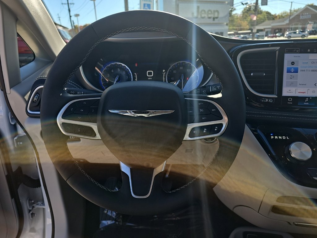Certified 2024 Chrysler Pacifica Touring-L FWD image 21