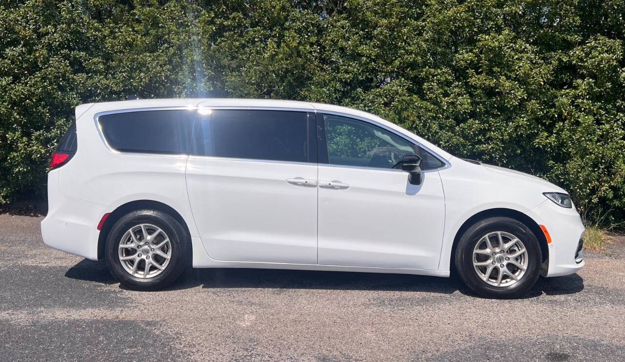 Used 2024 Chrysler Pacifica Touring-L FWD image 9