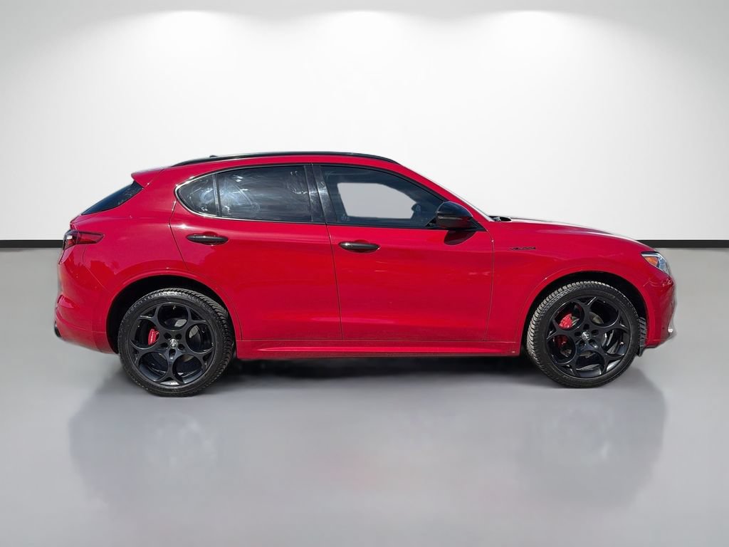Used 2022 Alfa Romeo Stelvio Veloce AWD/4WD image 8
