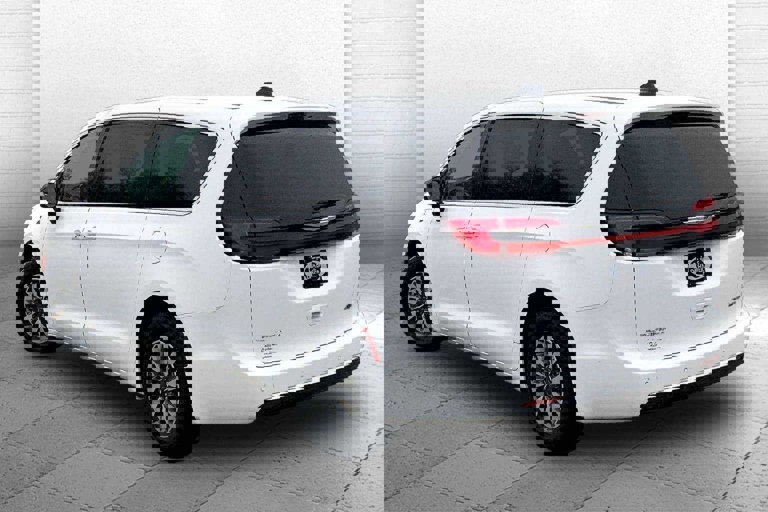 Used 2024 Chrysler Pacifica Select image 10