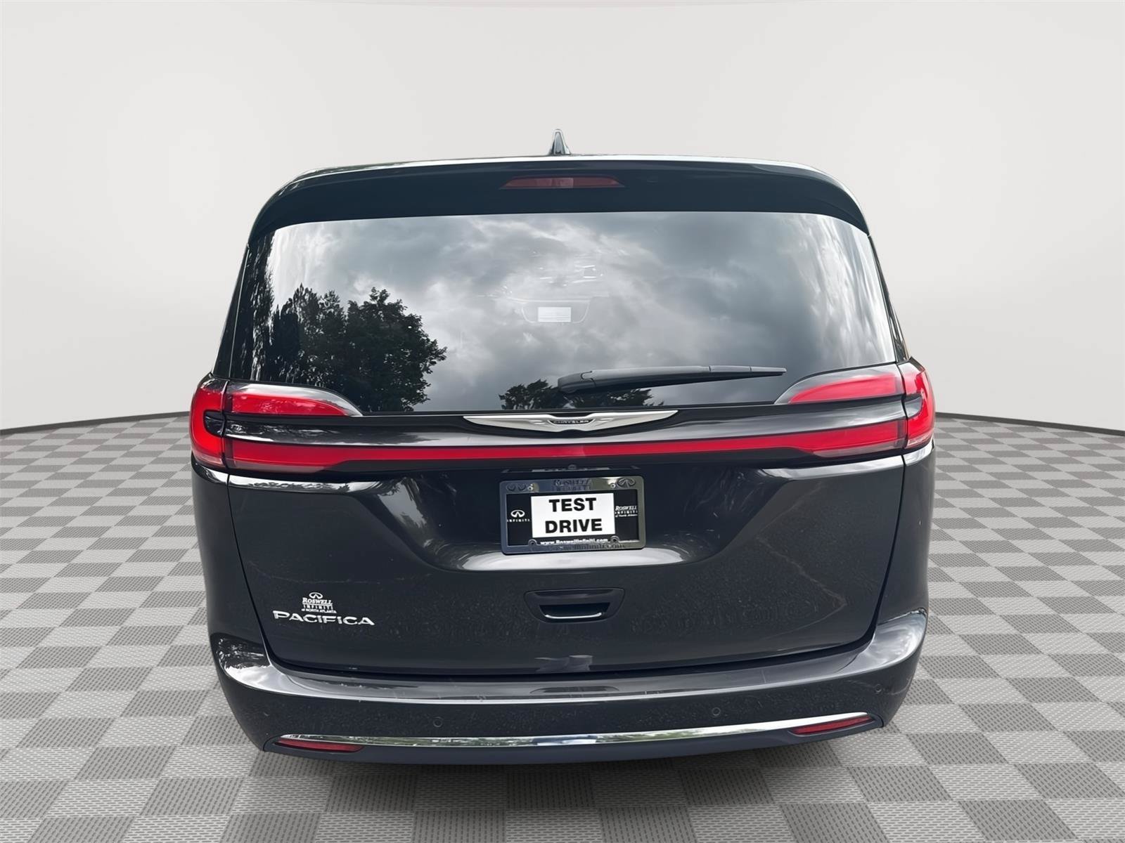 Used 2023 Chrysler Pacifica Touring-L FWD image 6