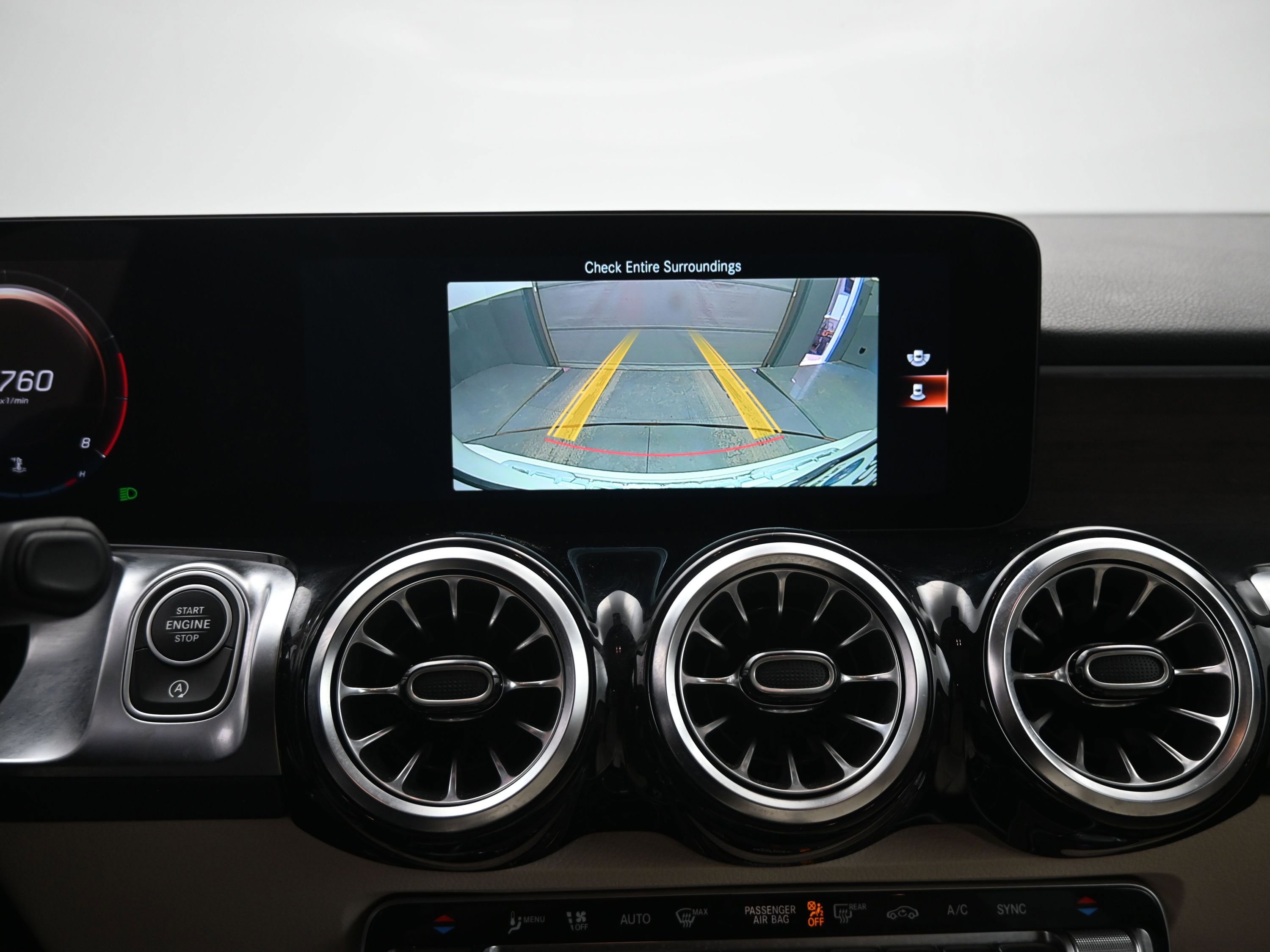 Used 2023 Mercedes-Benz GLB 250 4MATIC w/ Premium Package image 15