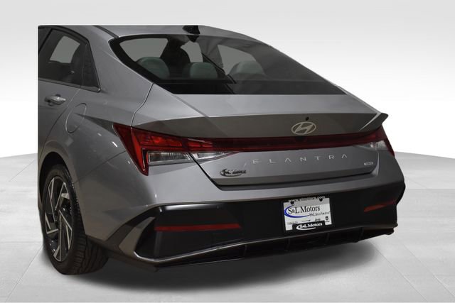 Used 2025 Hyundai Elantra Limited image 9