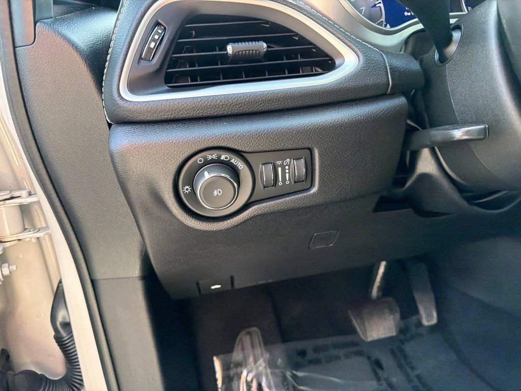 Used 2021 Chrysler Pacifica Touring-L w/ S Appearance Package AWD/4WD image 19