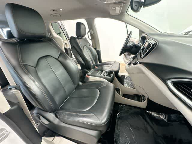 Used 2019 Chrysler Pacifica Touring-L FWD image 22