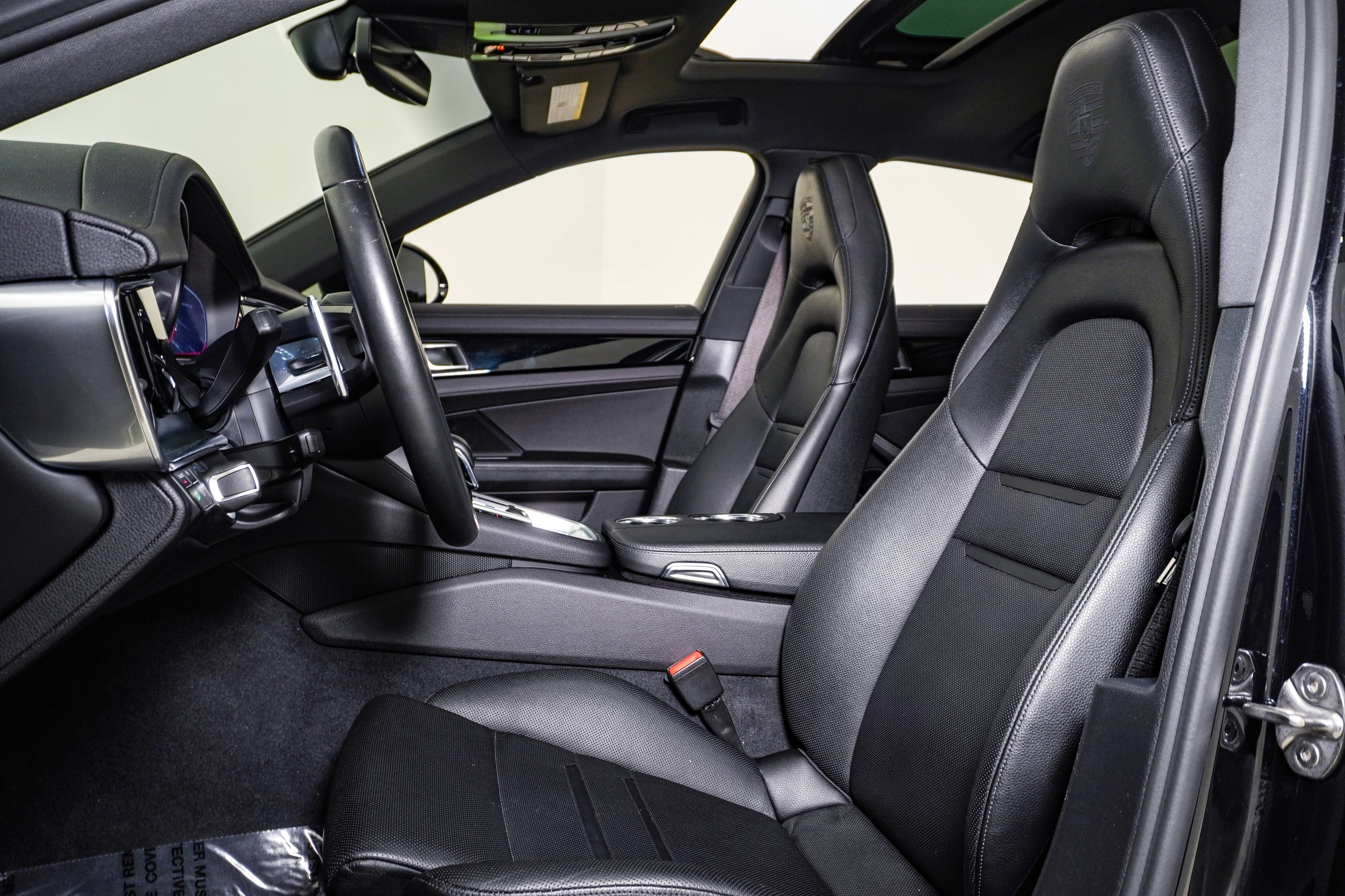 Certified 2023 Porsche Panamera image 5