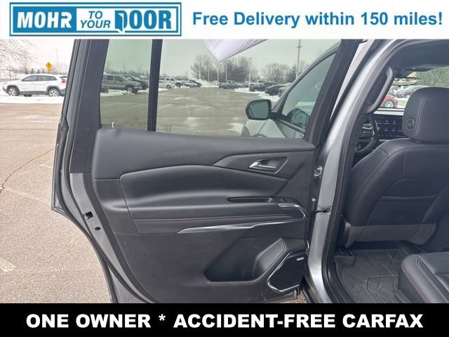 Used 2025 Chevrolet Traverse RS image 31