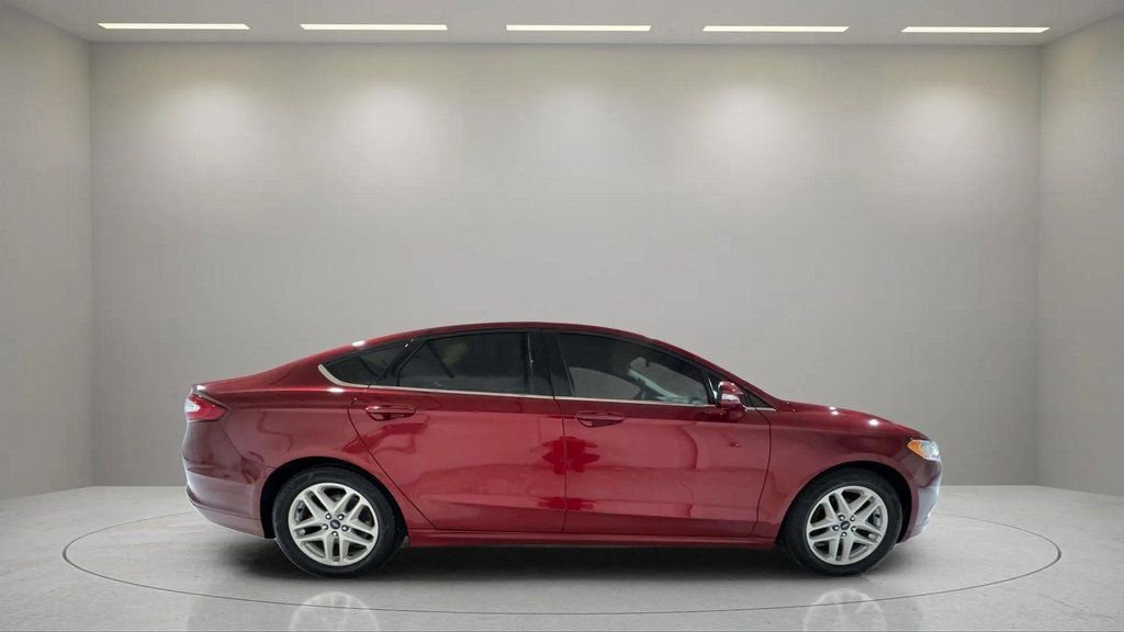 Used 2016 Ford Fusion SE image 2