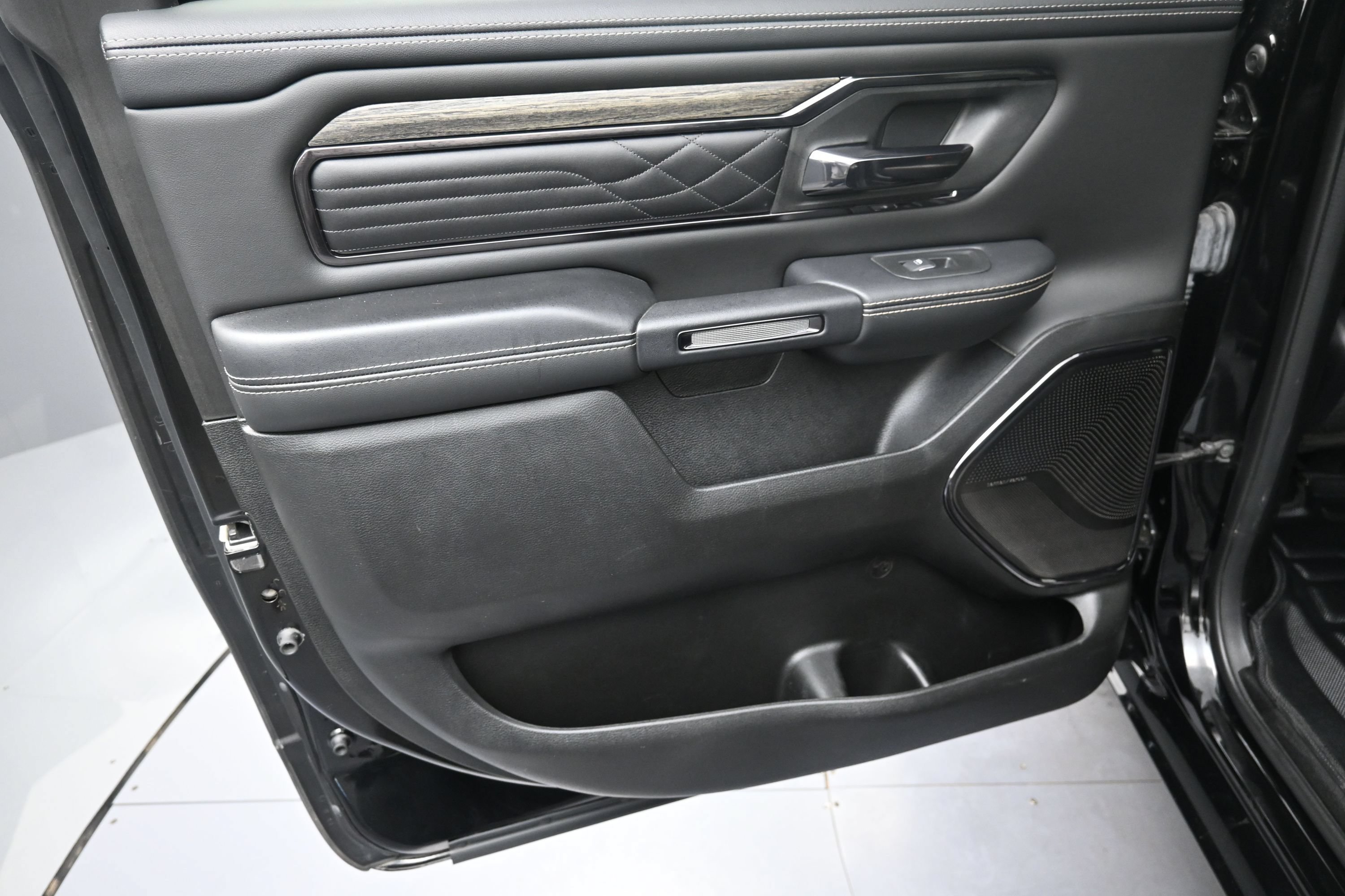 Used 2025 RAM 1500 Limited AWD/4WD image 12
