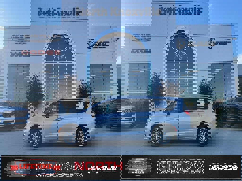 Used 2024 Chrysler Pacifica Touring-L image 2