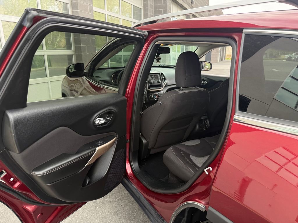 Used 2018 Jeep Cherokee Latitude AWD/4WD image 25