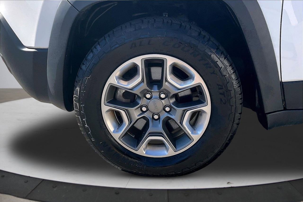 Used 2019 Jeep Cherokee Trailhawk w/ Comfort/Convenience Group image 33