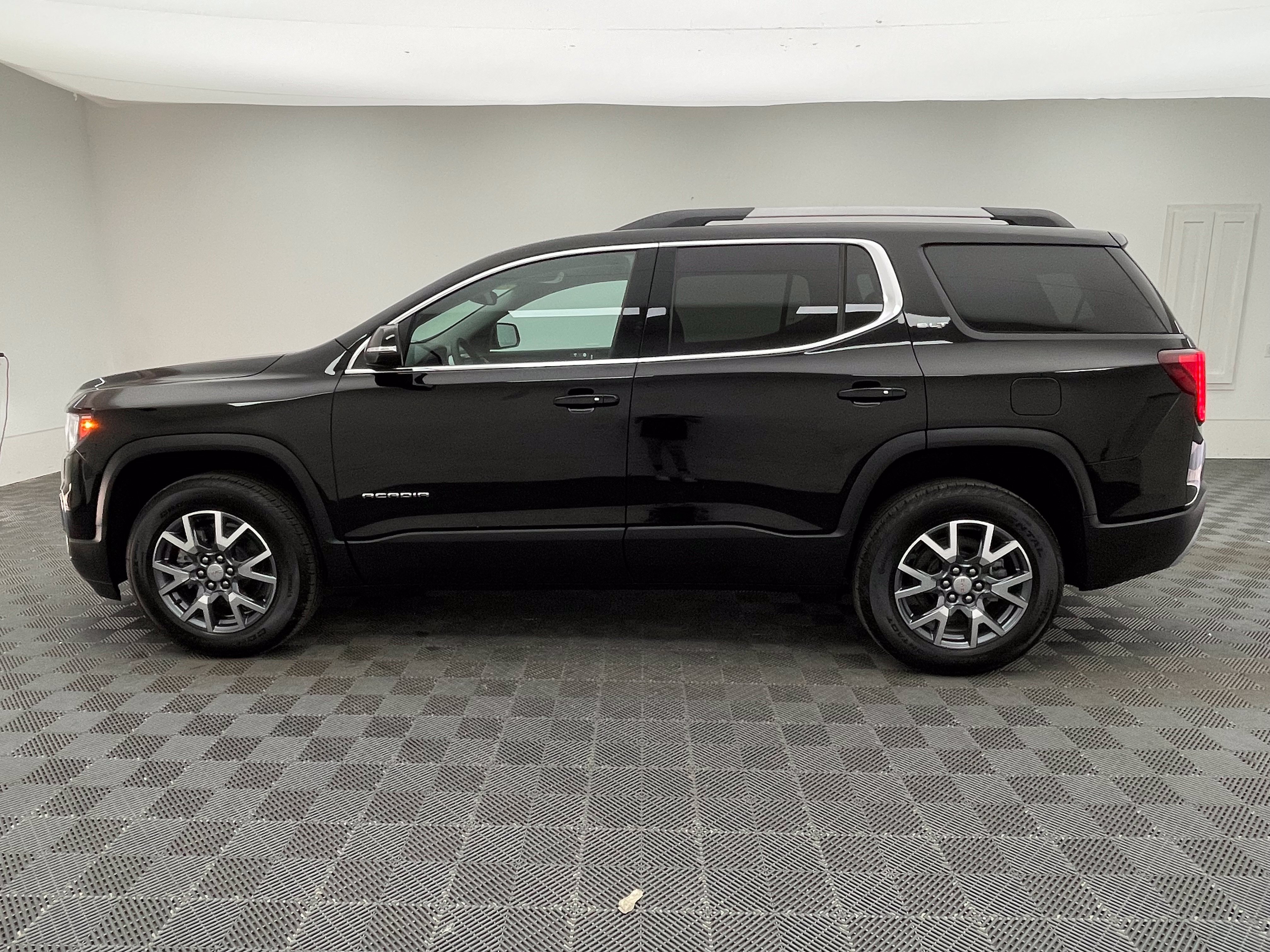 Used 2023 GMC Acadia SLT FWD image 12