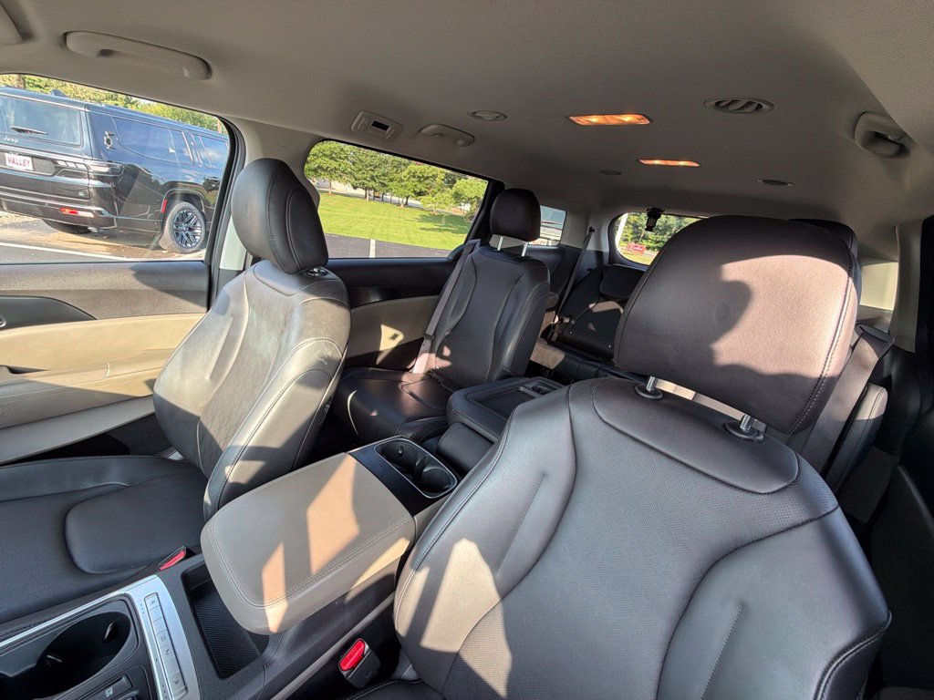 Used 2025 Kia Carnival FWD image 20