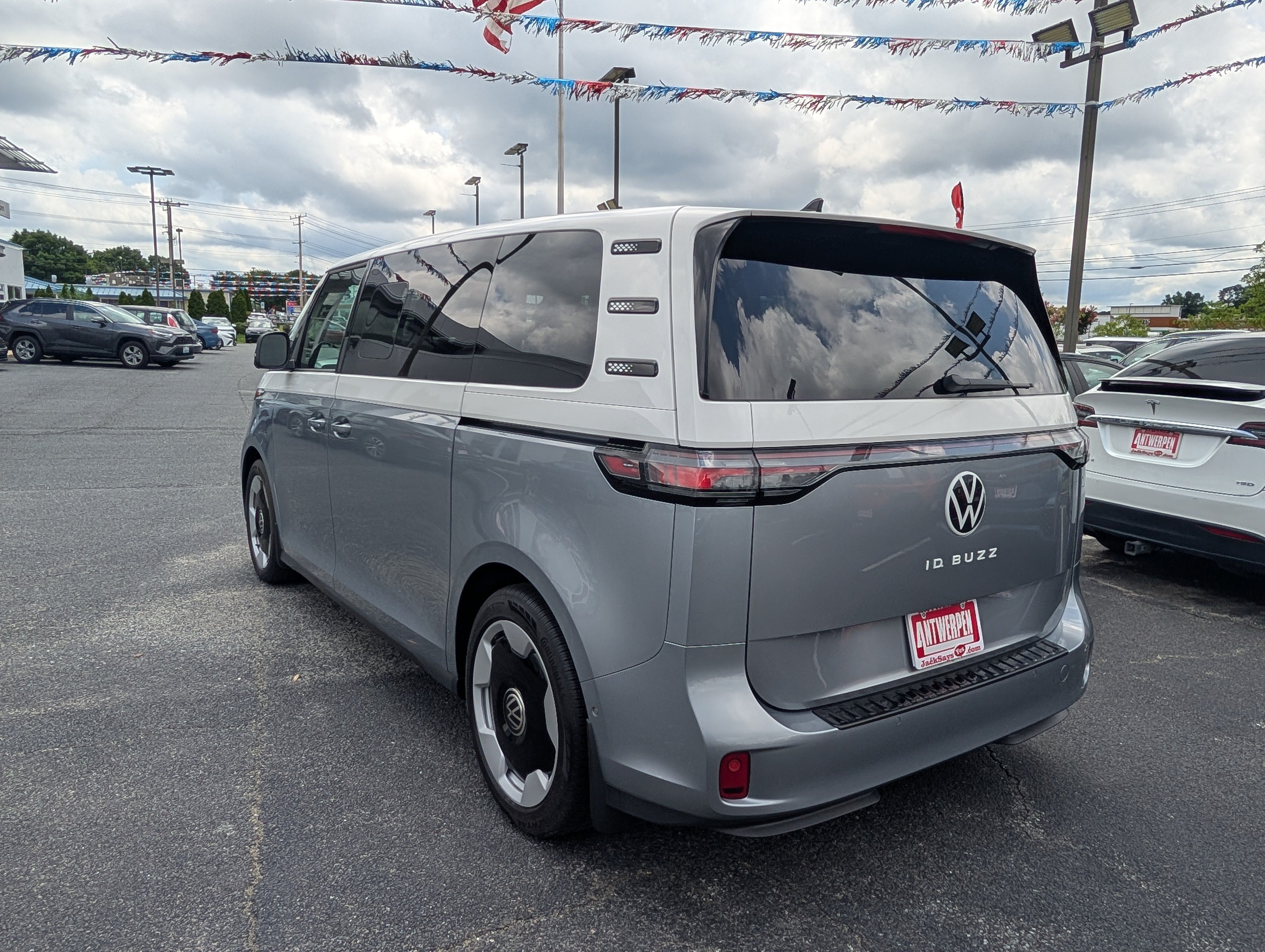 Used 2025 Volkswagen ID. Buzz Pro S Plus w/ Cupholders Package RWD image 5