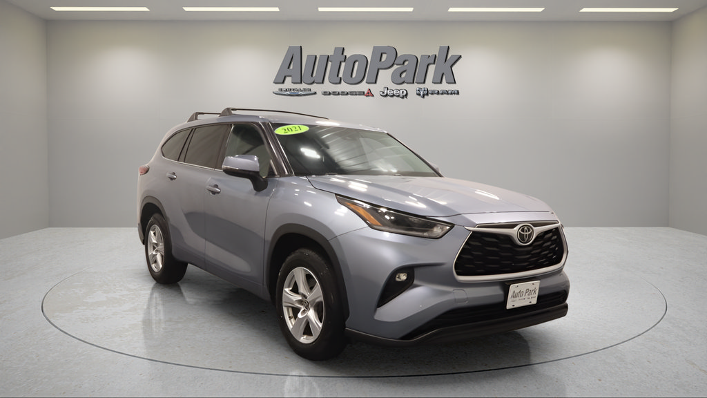 Used 2021 Toyota Highlander LE FWD image 1