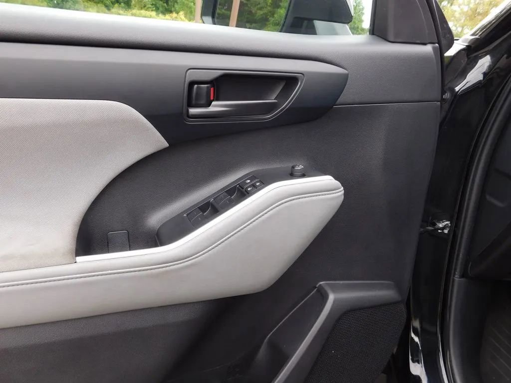 Used 2024 Toyota Highlander LE image 15