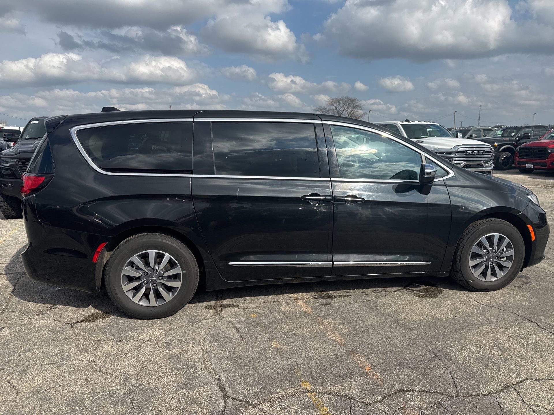 Used 2023 Chrysler Pacifica Limited image 5