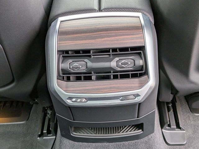 Used 2025 BMW i7 xDrive60 AWD/4WD image 18
