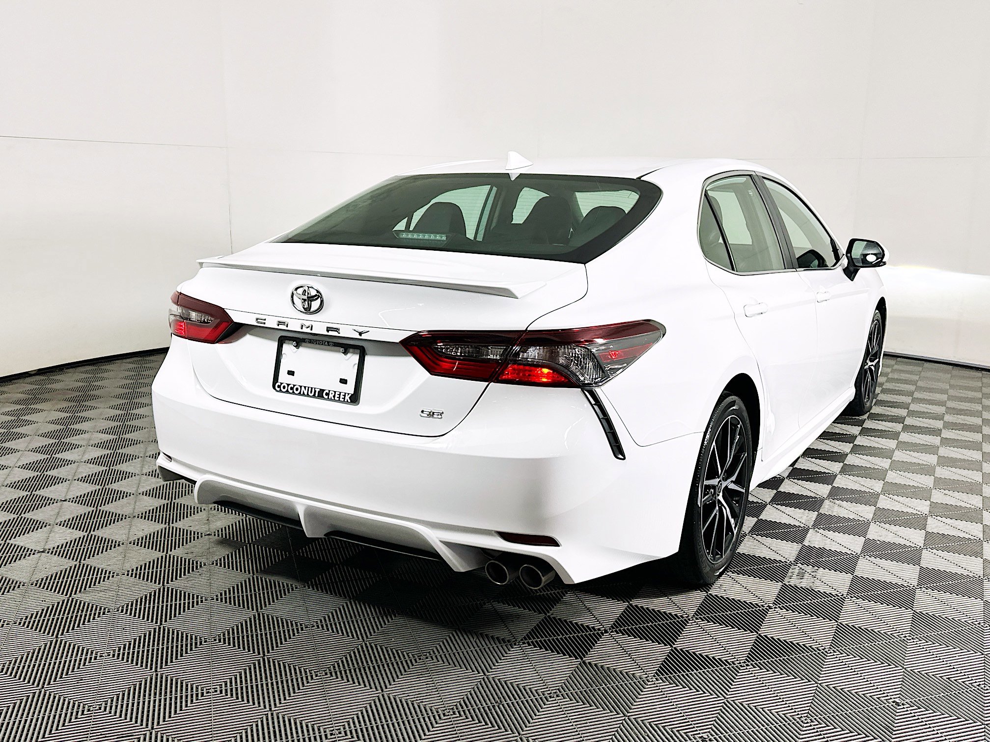 Used 2023 Toyota Camry SE FWD image 3