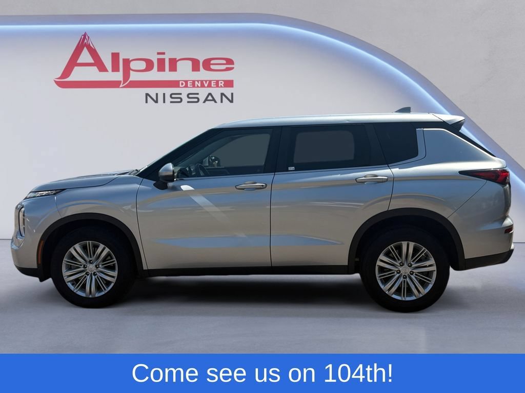 Used 2024 Mitsubishi Outlander ES FWD image 2