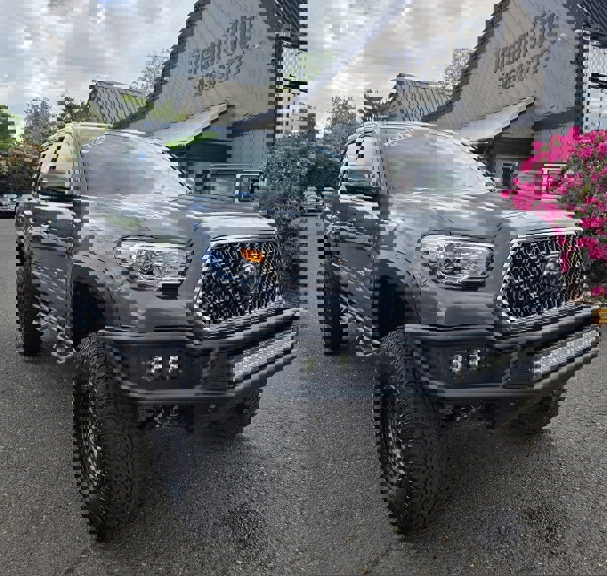 Used 2018 Toyota Tacoma TRD Off-Road image 2