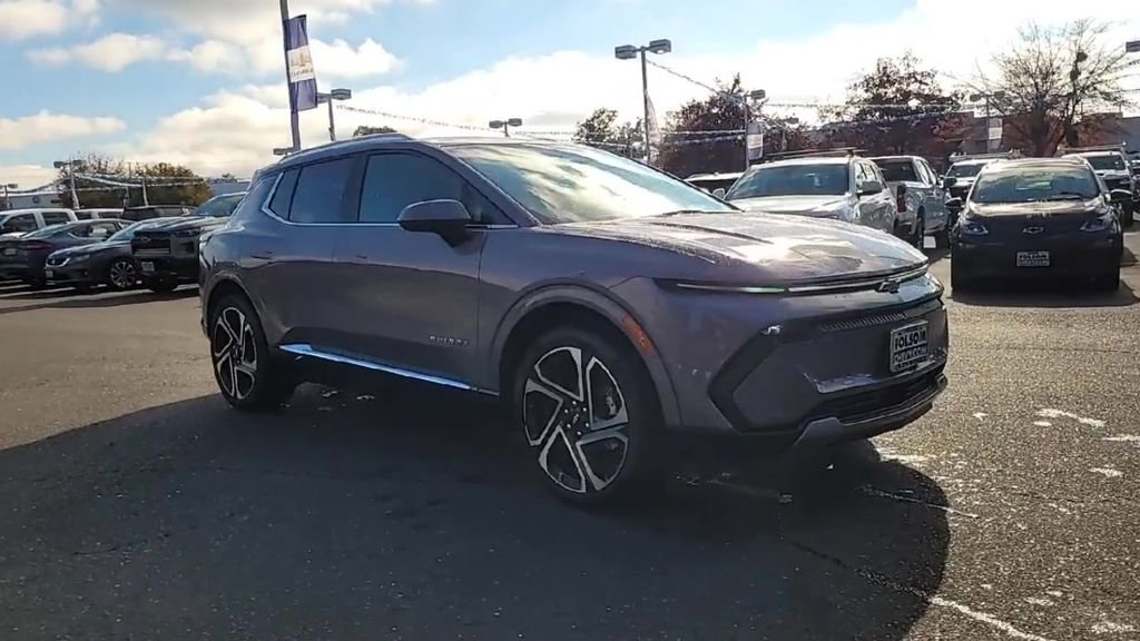 New 2026 Chevrolet Equinox EV LT image 2