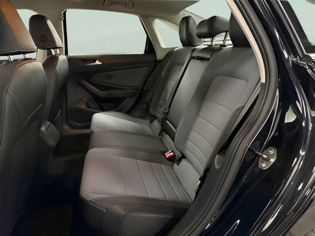 Certified 2025 Volkswagen Jetta SE image 17