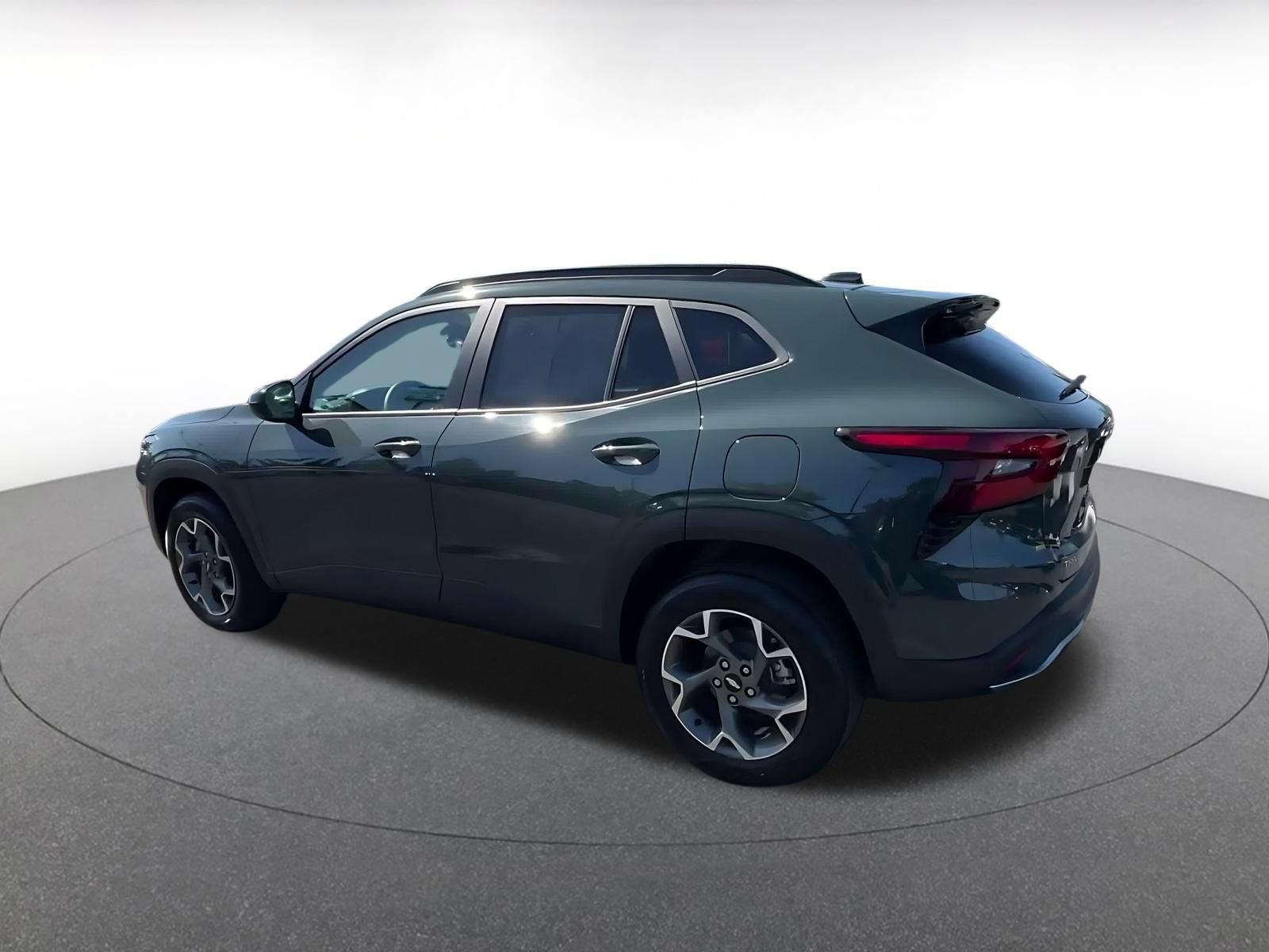 Used 2025 Chevrolet Trax LT FWD image 9