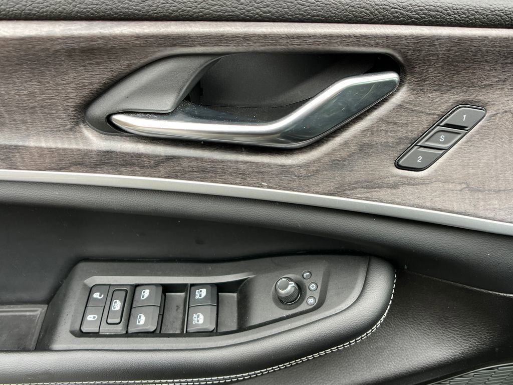 Used 2024 Jeep Grand Cherokee Limited w/ Black Appearance Package image 12