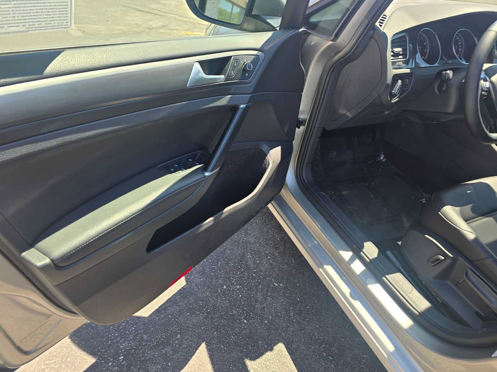 Used 2019 Volkswagen Golf S FWD image 20