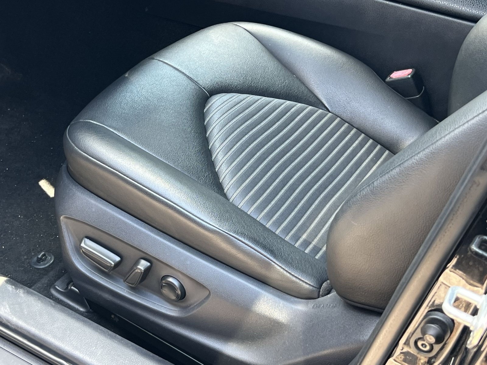 Used 2018 Toyota Camry SE FWD image 11