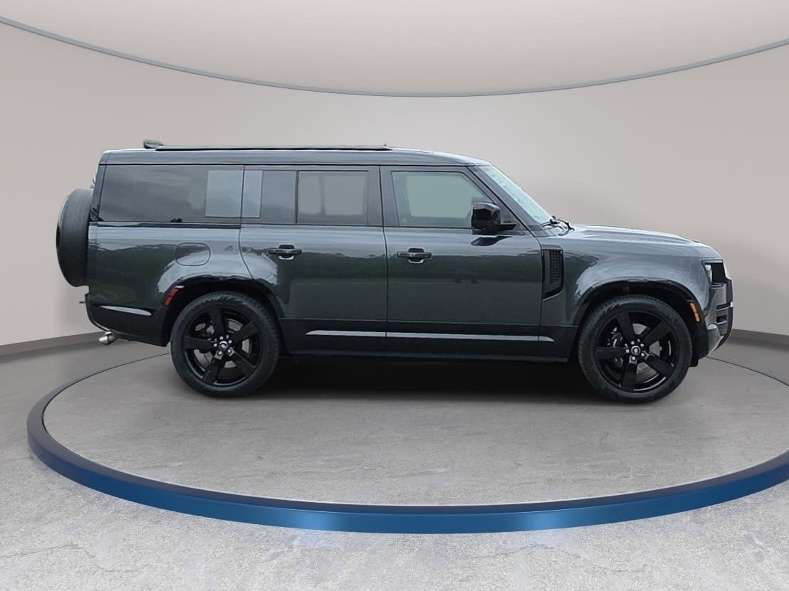Used 2025 Land Rover Defender 130 V8 AWD/4WD image 4