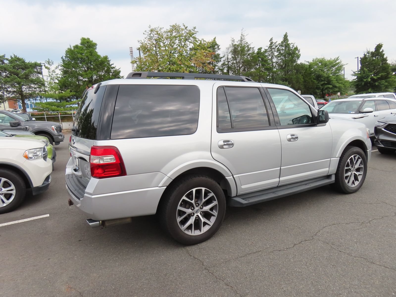 Used 2017 Ford Expedition XLT w/ Equipment Group 201A RWD image 5