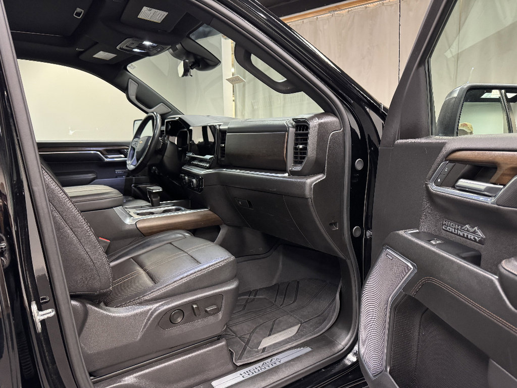 Used 2024 Chevrolet Silverado 1500 High Country w/ High Country Premium Package AWD/4WD image 17