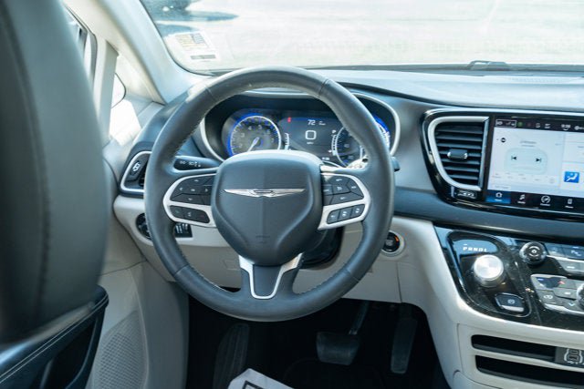 Used 2024 Chrysler Pacifica Touring-L FWD image 32