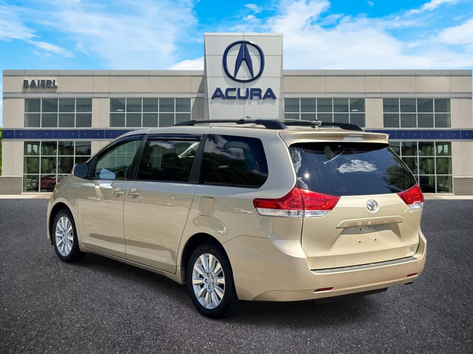 Used 2014 Toyota Sienna LE AWD/4WD image 3