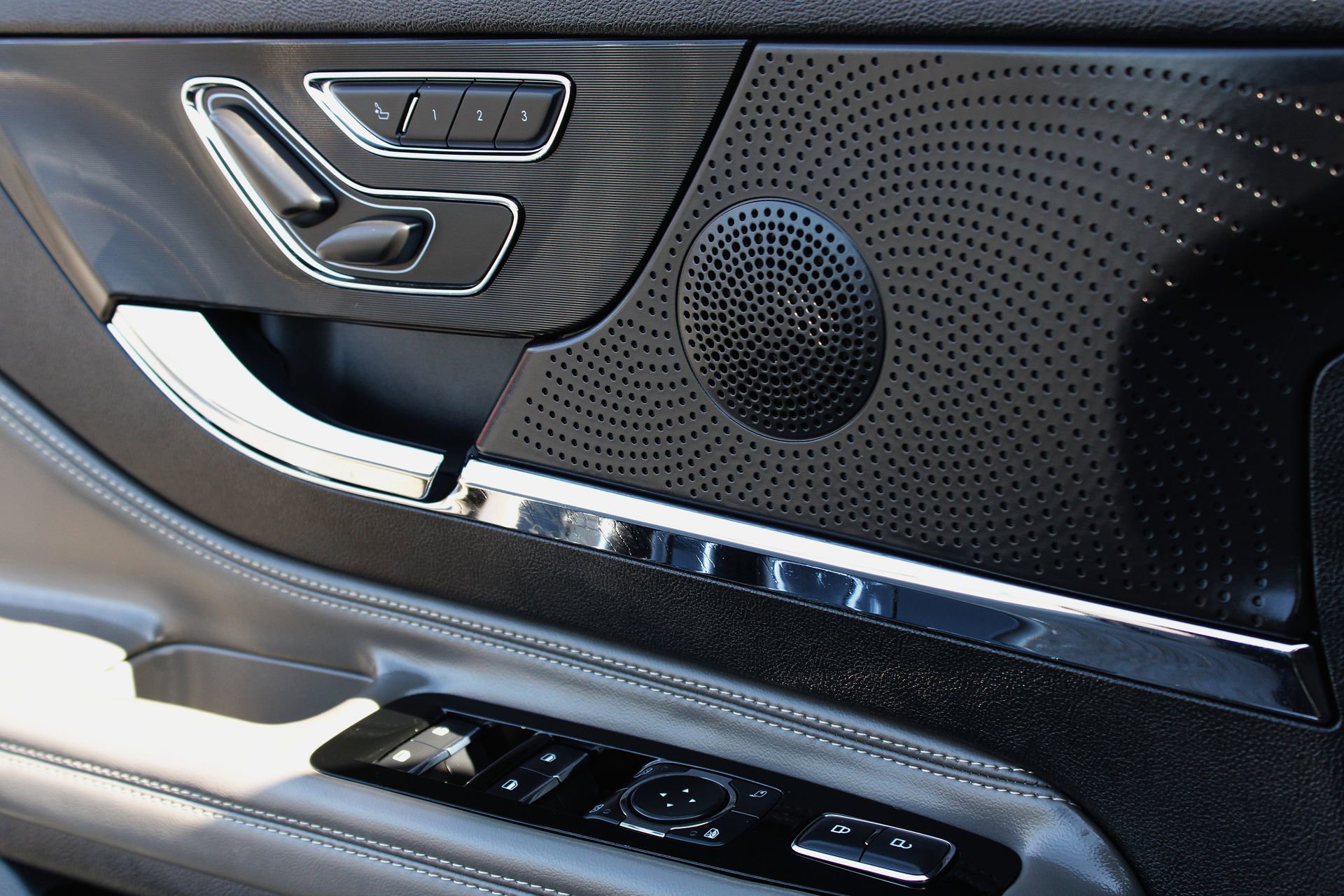 Used 2023 Lincoln Corsair Standard w/ Equipment Group 101A image 16