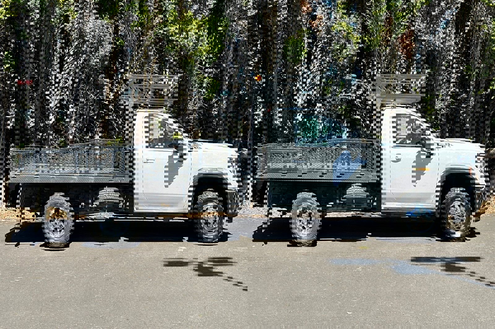 Used 2024 GMC Sierra 3500 SLE w/ SLE Convenience Package image 3