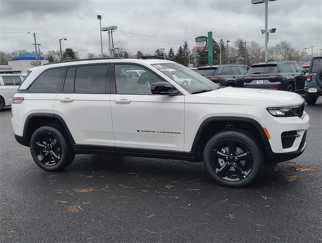 New 2025 Jeep Grand Cherokee Altitude w/ Trailer Tow Package image 6