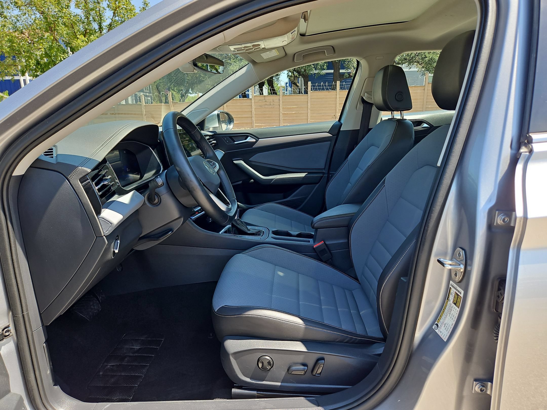 Used 2025 Volkswagen Jetta SE FWD image 9