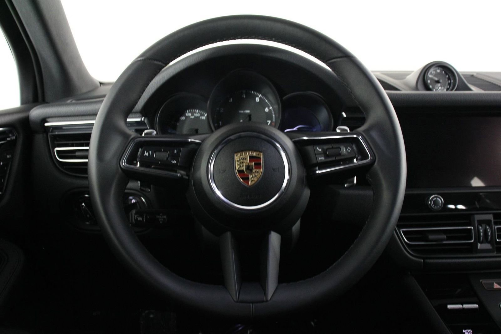 Certified 2025 Porsche Macan image 12