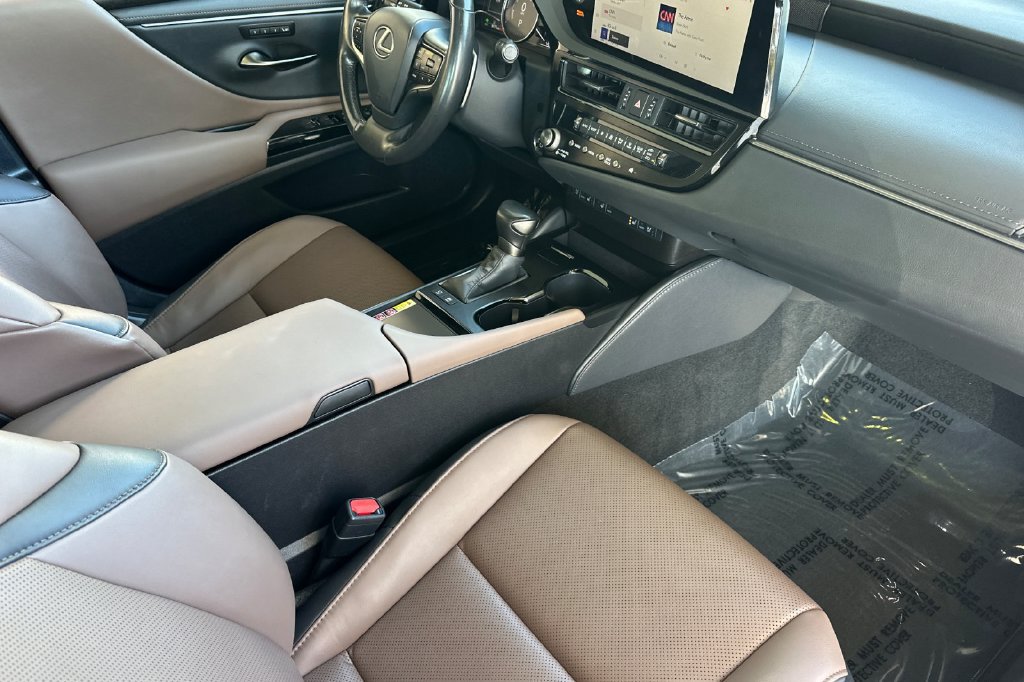 Used 2025 Lexus ES 300h w/ Premium Package FWD image 17