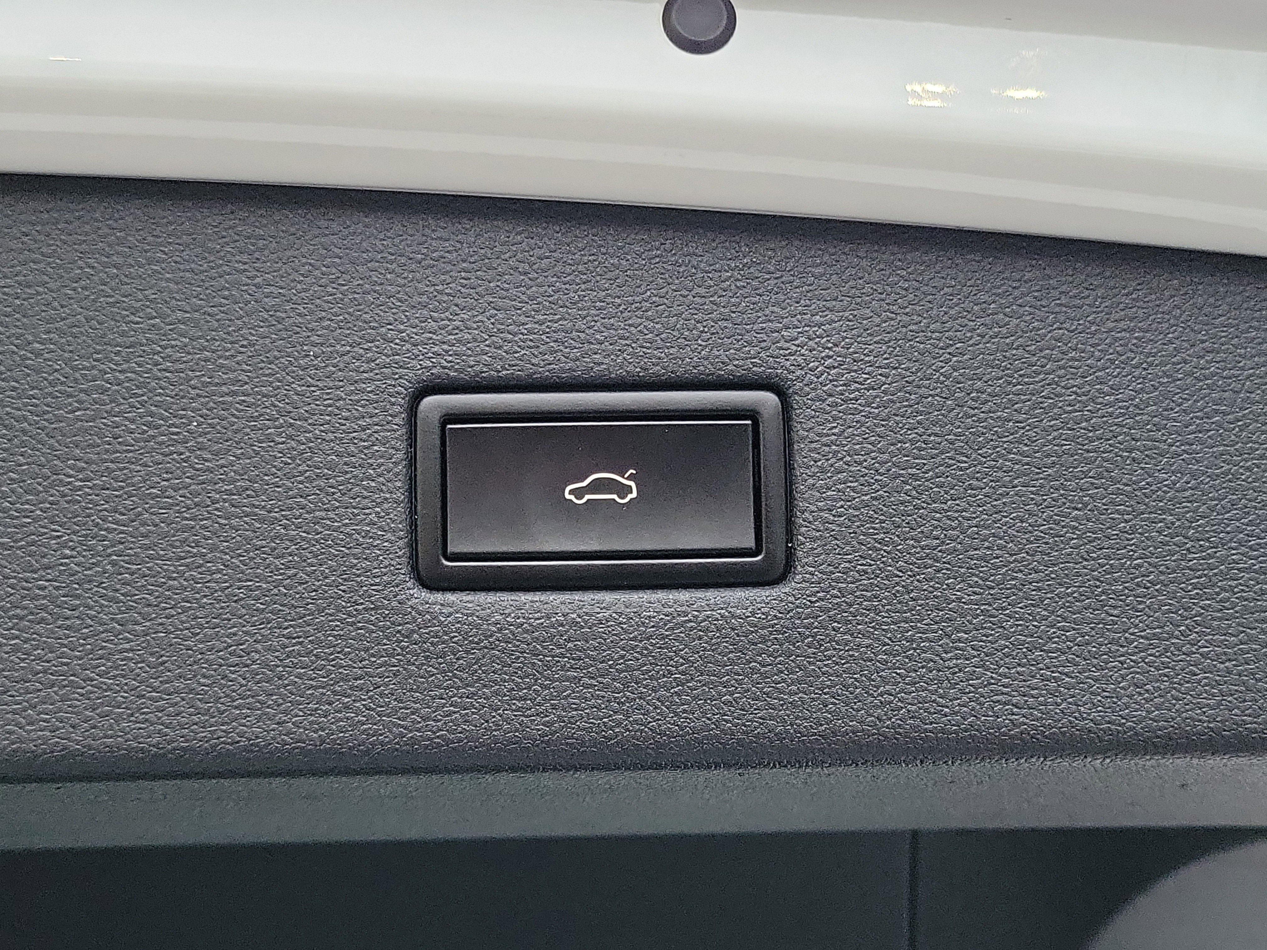 Used 2018 Volkswagen Tiguan SEL image 19