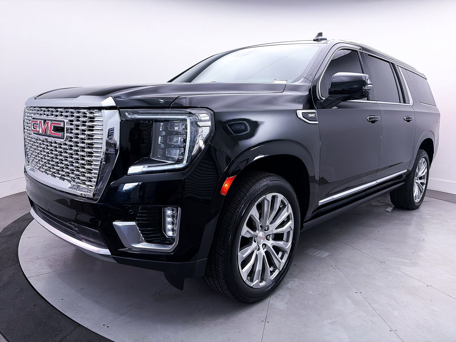 Used 2023 GMC Yukon XL Denali AWD/4WD image 14