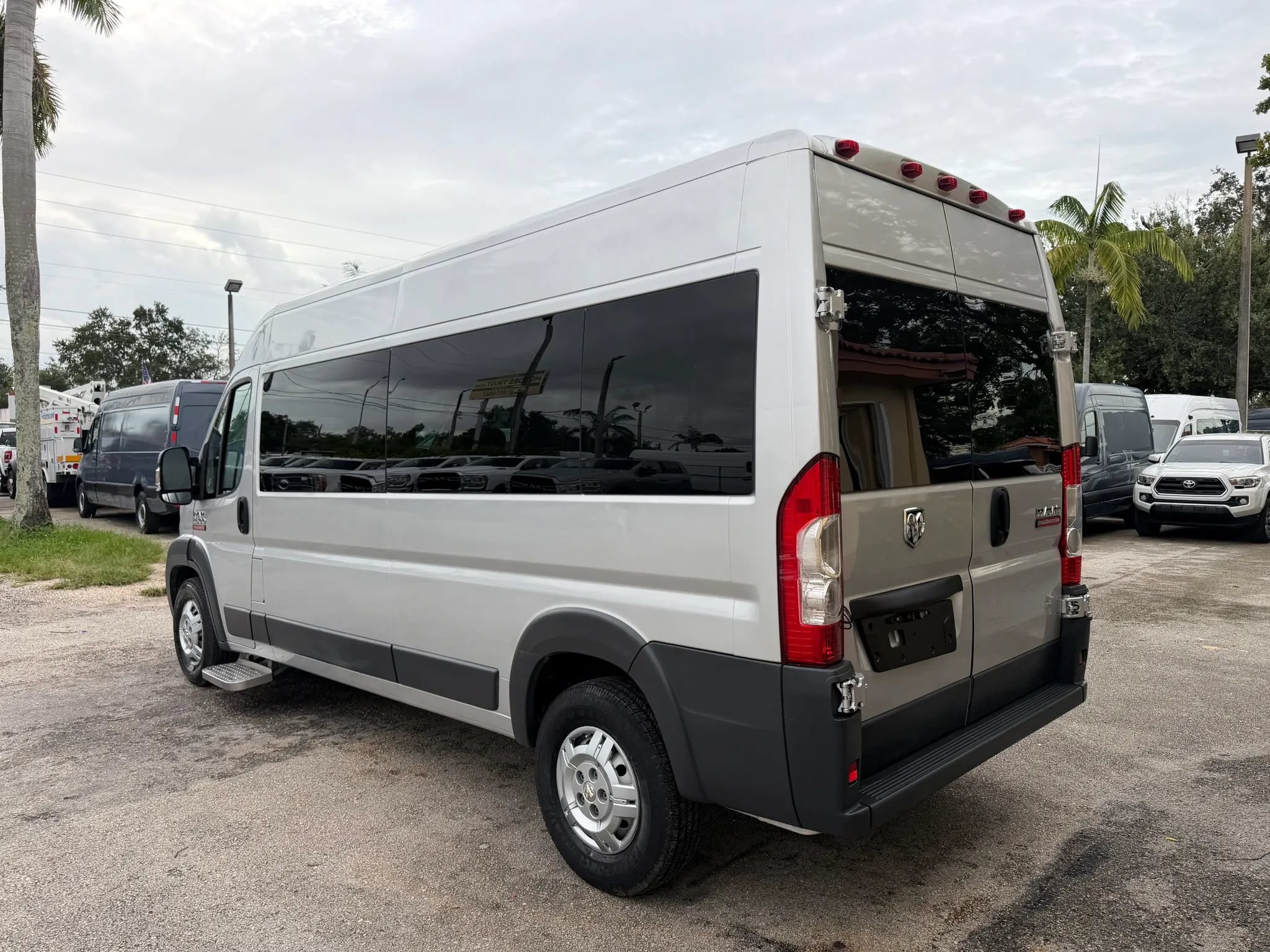 Used 2017 RAM ProMaster 2500 w/ Premium Appearance Group FWD image 7